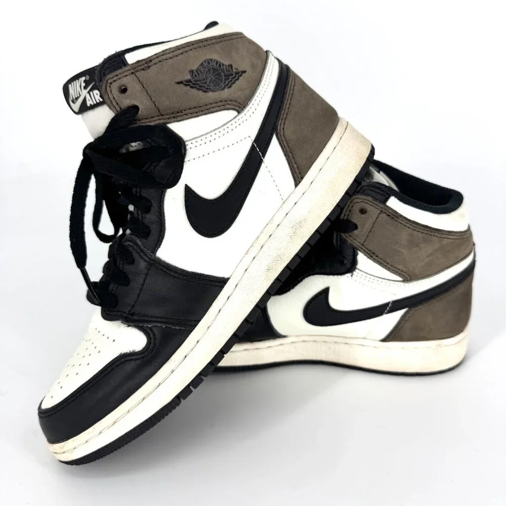 Nike Air Jordan‎ 1 Retro High OG Dark Mocha Size 6.5 Youth / 8 Women's